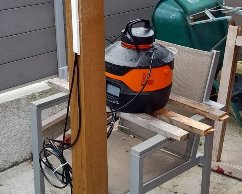 Vue de la centrale de dosage raccordée au réseau de brumisation anti-moustique